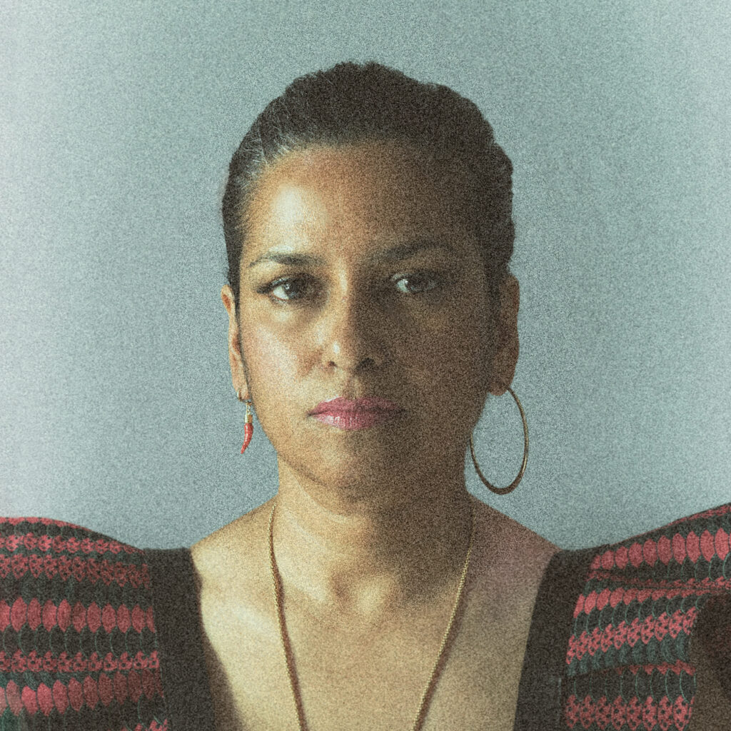 Photographie de l'artiste Renu Hossain par Suzi Corker